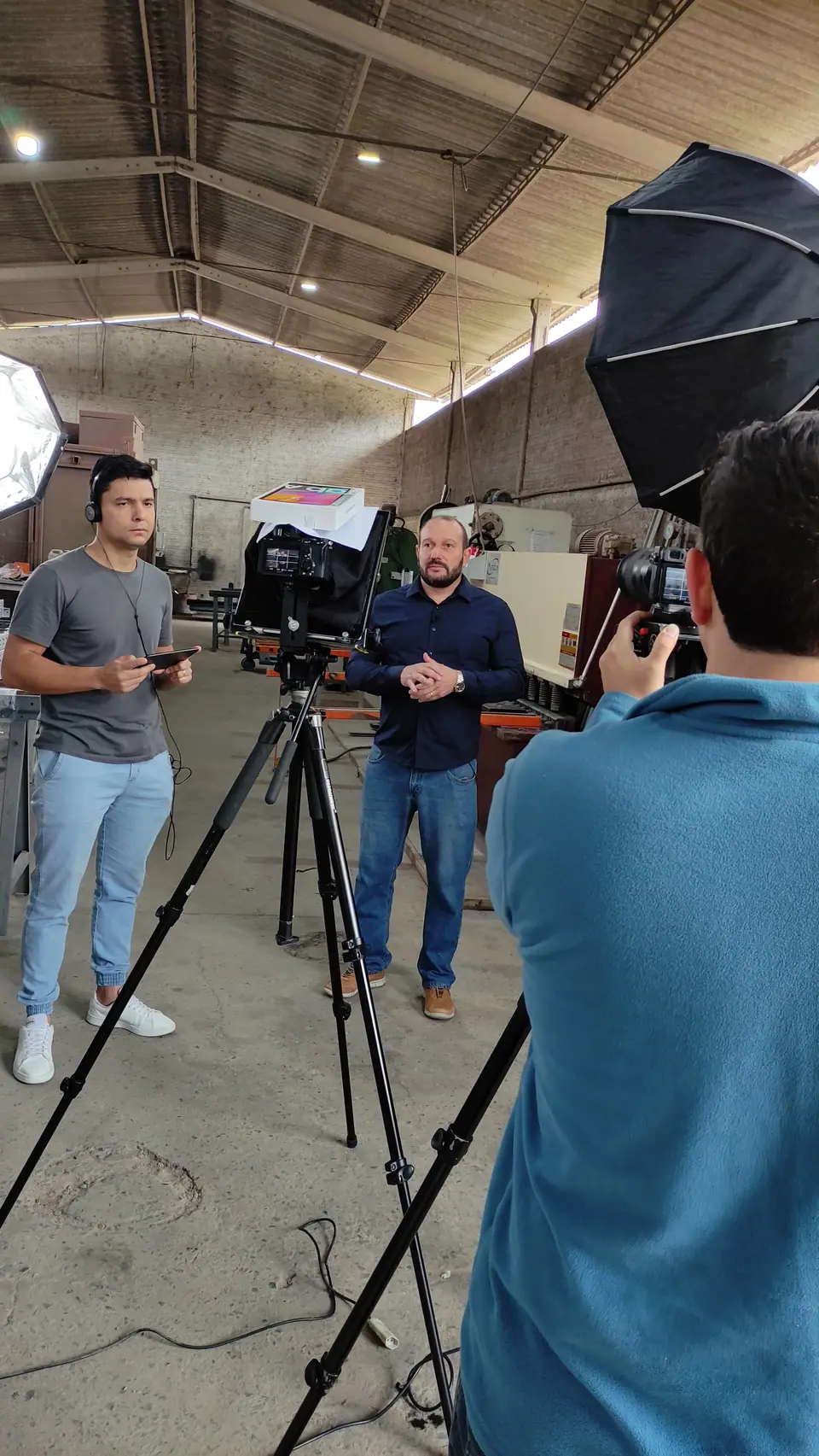 Entrevista no galpão, equipe fora de quadro