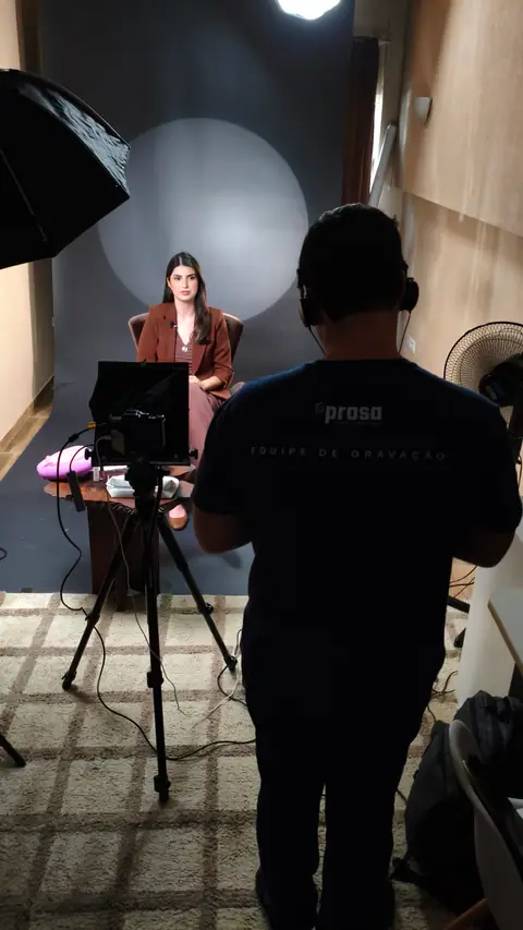 Gravação com apresentadora em estúdio